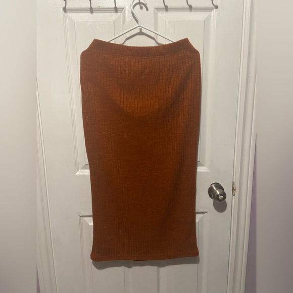 Skit Top and Skirt Set - Picture 2 of 3